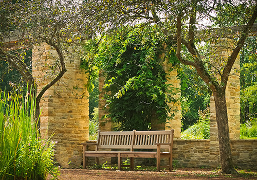 parc-banc-arbre-colonne-pierre-sérénité-paix-Christelle-Vinals-Maître de Reiki- Ain- Lyon-Genève-Bourg en Bresse-07 88 49 16 93